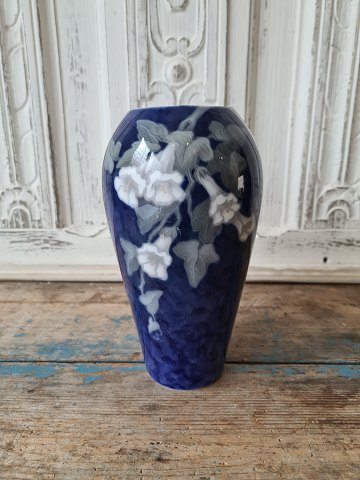 Royal Copenhagen Art Nouveau vase dekoreret med Engletrompet No. 1847/295