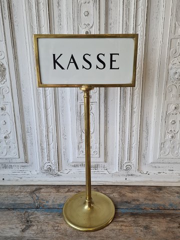Stort messingskilt. Skiltet stammer fra en bank.