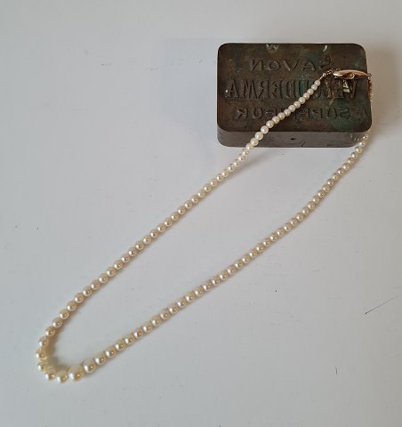 Vintage culture pearl necklace with lock of 14 kt gold by Hermann Siersbøl