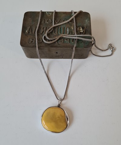 Long necklace in silver with large amber pendant
