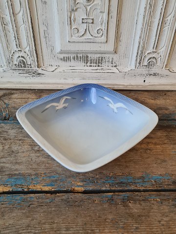 B&G Seagull without gold square bowl no. 230
