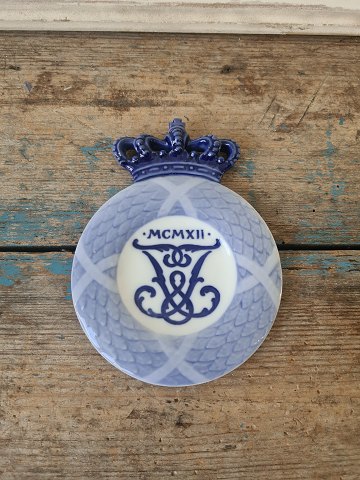 Royal Copenhagen Mindeplatte fra 1912 - Frederik VIII.s mindeplatte - Kronet krans med spejlmonogram