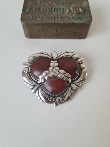 Large Art Nouveau brooch in silver with amber
