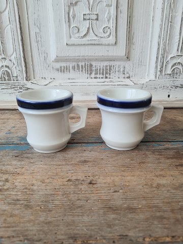 Par franske café brûlot kopper i kraftigt jern porcelæn dekoreret med blå striber