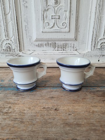 Par franske café brûlot kopper i kraftigt jern porcelæn dekoreret med blå striber