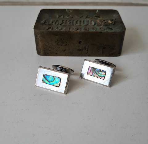 Pair of cufflinks in sterling silver adorned with abelone made by Willy H. Jacob Kromar