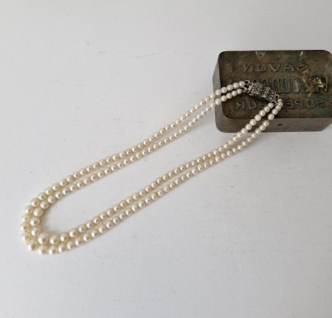 Toradat pearl necklace with lock in silver adorned with marcasites