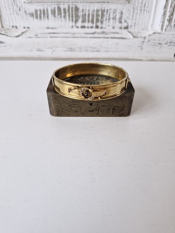 Victoriansk armring i forgyldt metal prydet med en granat og små perler