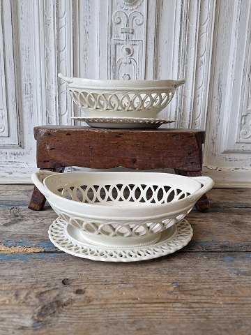 Pair of English creamware berry bowls circa 1820 - Thomas Fell & Co.
