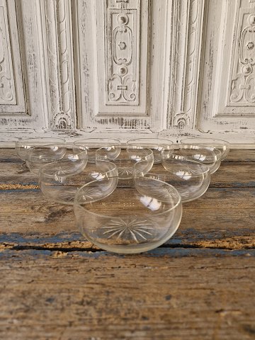 Set of 10 rinse bowls in clear crystal glass with a ground star at the bottom