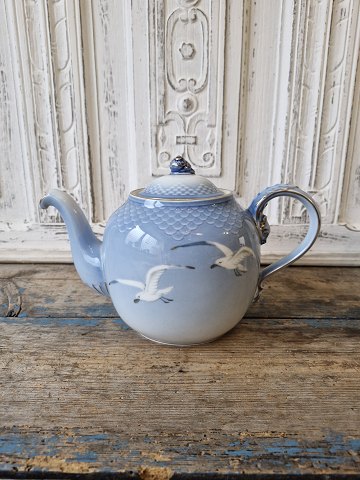 B&G Seagull with gold teapot no. 238