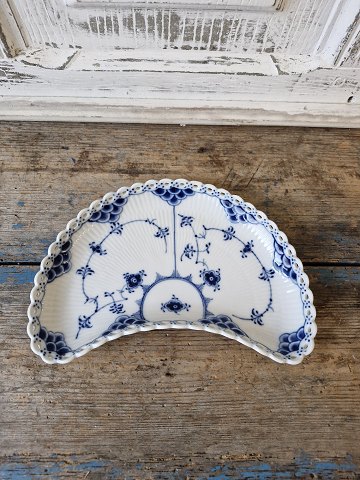 Royal Copenhagen Musselmalet helblonde måneformet asiet no. 1173