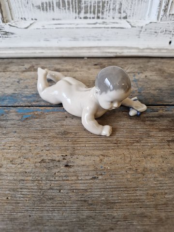 Royal Copenhagen figur, baby med sok no. 1739