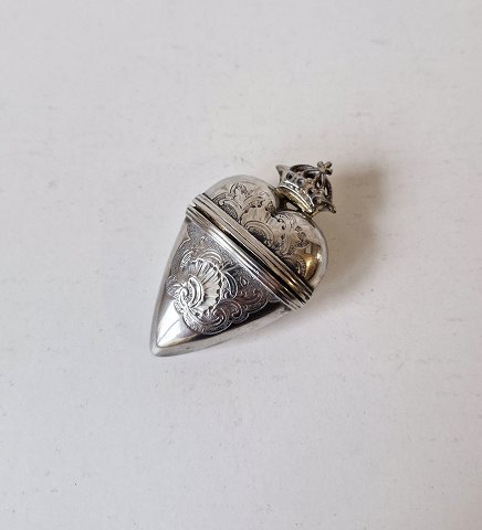 19th century heart-shaped head water egg in silver, adorned with crown and rococo decoration