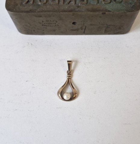 Hermann Siersbøl vintage pendant in 8 kt gold with akoya pearl