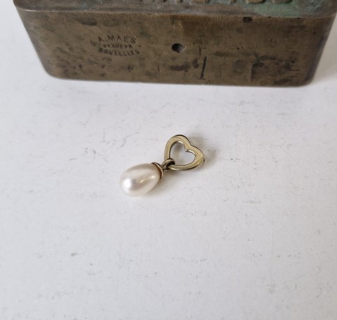 Jens Aagaard Heart shaped pendant in 8 kt gold with teardrop shaped pearl