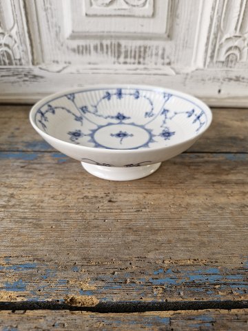 Royal Copenhagen Musselmalet riflet skål på fod no. 18