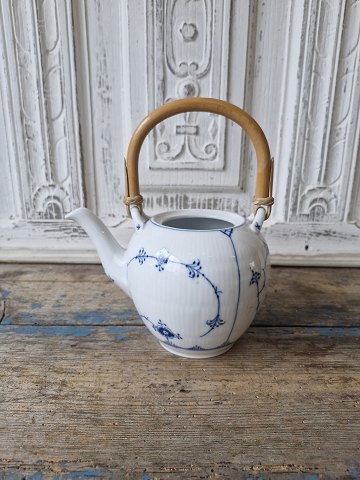 Royal Copenhagen Musselmalet riflet tekande med bambus hank uden låg no. 140