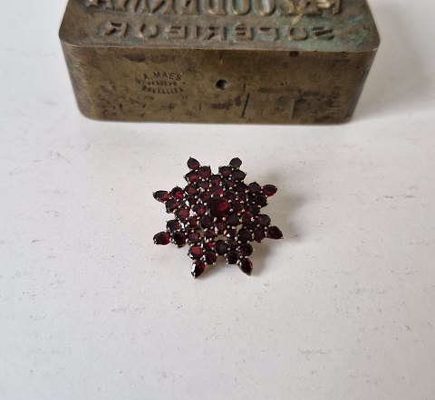 Gammel stjerneformet granat broche