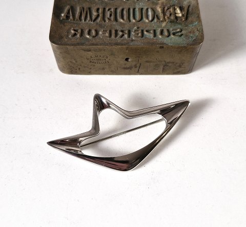 Henning Koppel for Georg Jensen brooch in sterling silver no. 376
