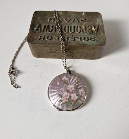 Beautiful medallion with chain in gold-plated silver and light purple/light red enamel decorated with cherry blossoms