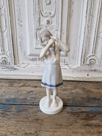 B&G sjælden Art Nouveau figur, pige der fletter hår no. 1758