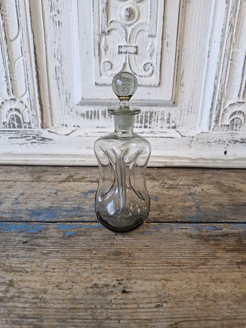 Holmegaard lille klukflaske i røgfarvet glas 16 cm.