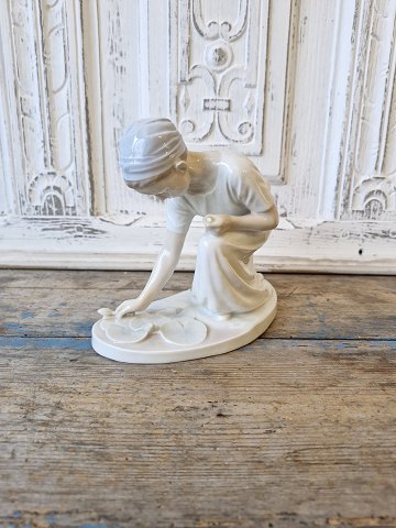B&G rare Art Nouveau figurine - Girl picking water lilies no. 1685 - Note: appears damaged