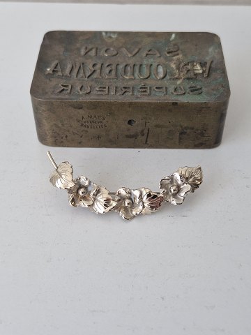 Vintage sølv broche udformet som ranke med blomster og blade