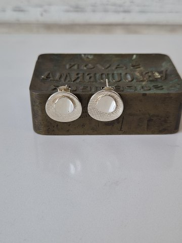 Pair of round earrings in sterling silver