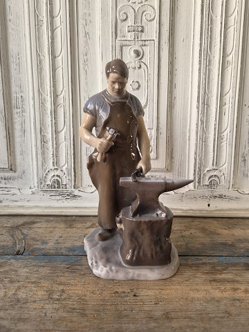 B&G figure - blacksmith No. 2225
