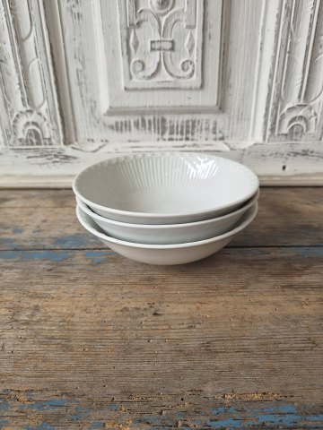 Royal Copenhagen Hvid halvblonde ymerskål no. 574