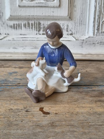 B&G figurine - Become good friends - girl with puppy and kitten no. 2333