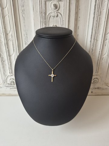 Gold-plated sterling silver cross necklace adorned with a white daisy.