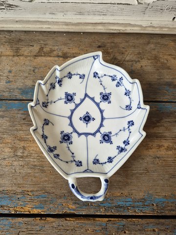 Royal Copenhagen Musselmalet riflet bladformet asiet No. 144 - 1894-1900